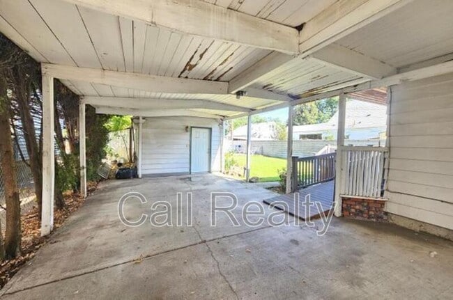 Building Photo - 1017 E Sharp Ave