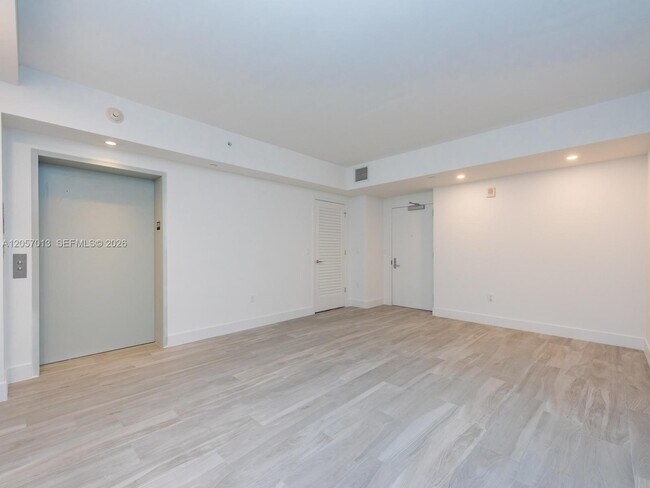 Building Photo - 1010 Brickell Ave