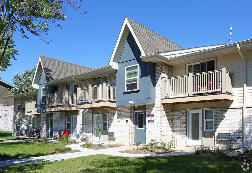 Primary Photo - Seven Oaks Apartments