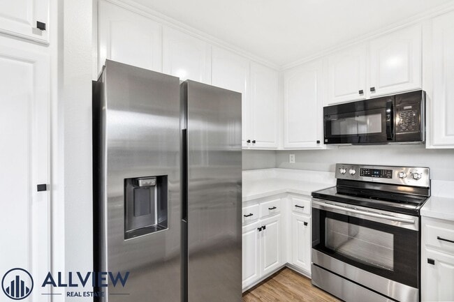 Building Photo - Remodeled 2 Bed, 2 Bath Condo with Ocean V...