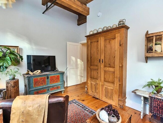 Building Photo - High end stunning condominium located at t...