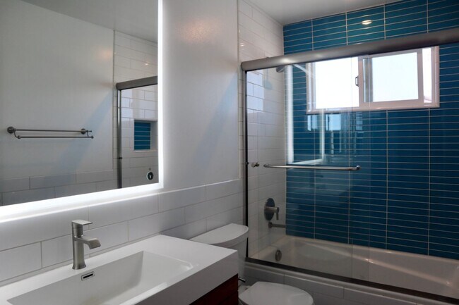 Building Photo - Gorgeous 4-bedroom home with pool – Lakesh...