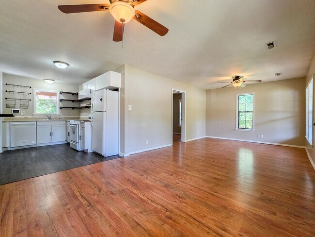Building Photo - Charming 3 Bed 1.5 Bath home walkable to campus