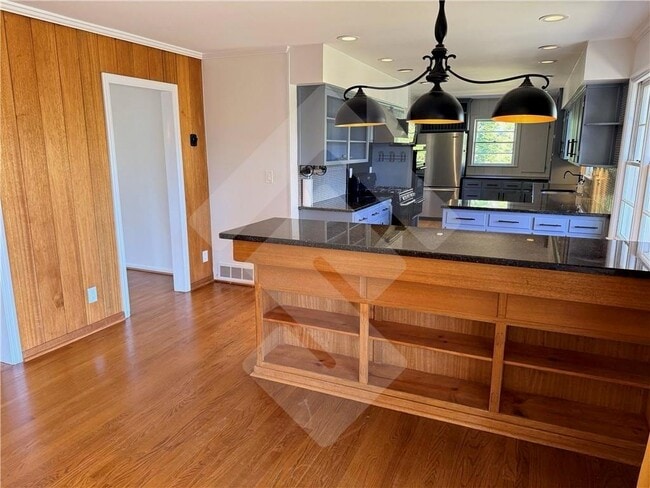 Building Photo - 140 Spring Dr