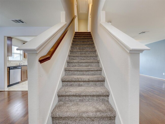 Building Photo - 180 Housefinch Loop