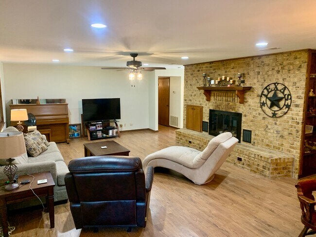 Building Photo - 407 Shady Bend