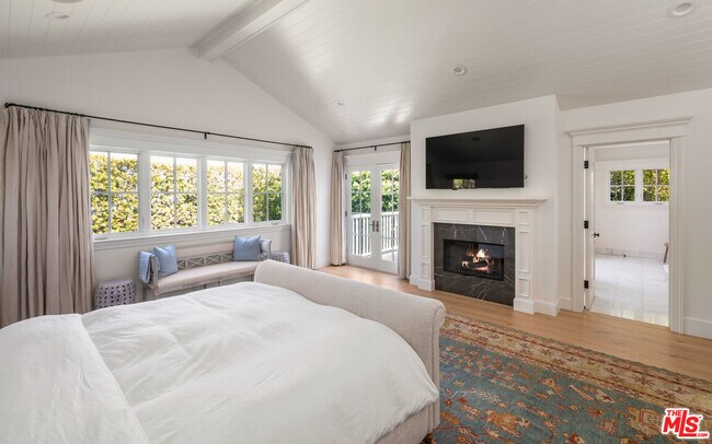 Building Photo - 146 N Carmelina Ave