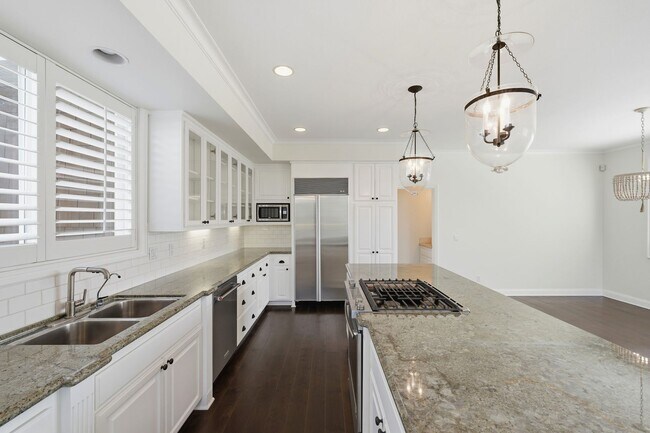Building Photo - Premier Location in Corona Del Mar for 12-Month Lease