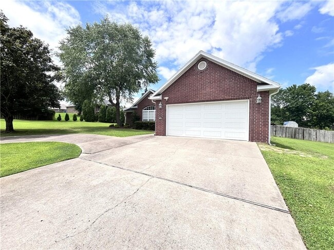 Building Photo - 208 Tunbridge Dr