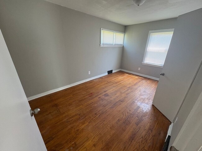 Building Photo - 525 S Everett.