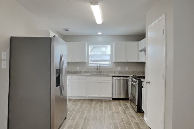 Building Photo - 11950 Rolling Stream Dr