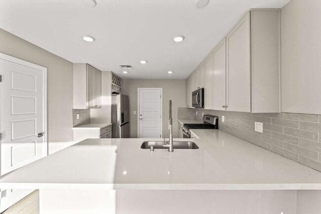 Building Photo - Beautiful two-story home with a bright open floor plan and modern finishes throughout. The spacio...