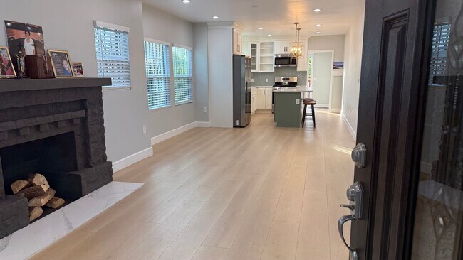 Building Photo - EPIC REA: Charming 2 Bed/ 1 Bath Home in O...