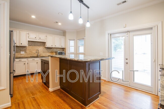 Building Photo - 807 Greenleaf Ave