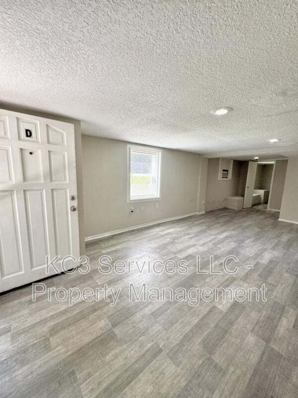 Building Photo - 6131 NE Vivion Rd