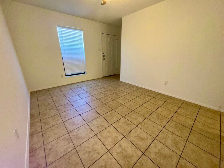 Building Photo - 1112 Leslie Cir