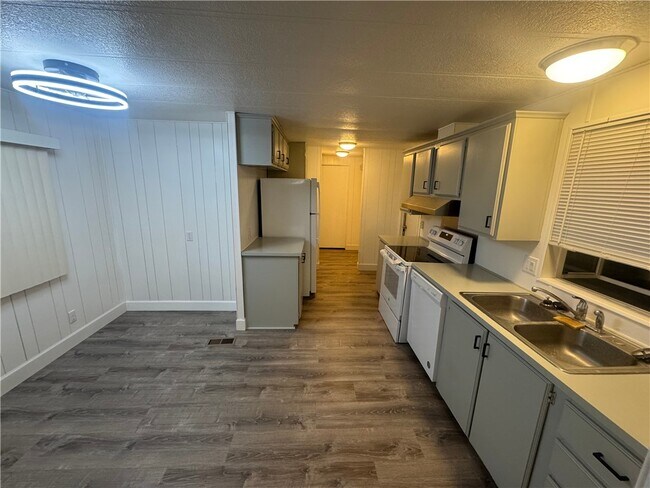 Building Photo - 546 Roadrunner Dr