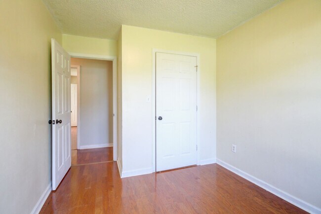 Building Photo - Close to Post!