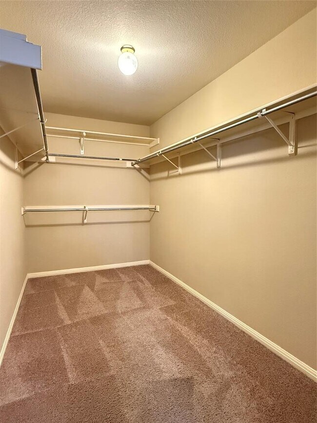 Building Photo - 10013 Valona Dr