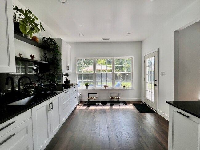 Building Photo - 4BD/2.5BA Gorgeous Home with Fence Backyar...