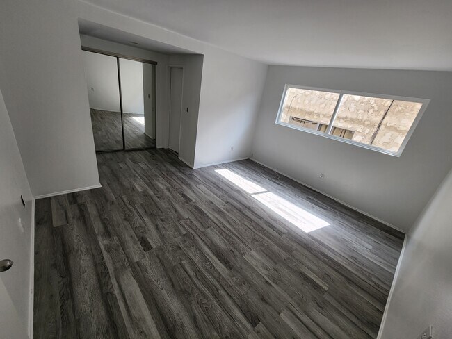 Building Photo - 702 N Paulina Ave