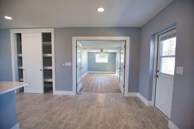 Building Photo - Annual Recently Updated Unfurnished Single Family Home in South Venice!