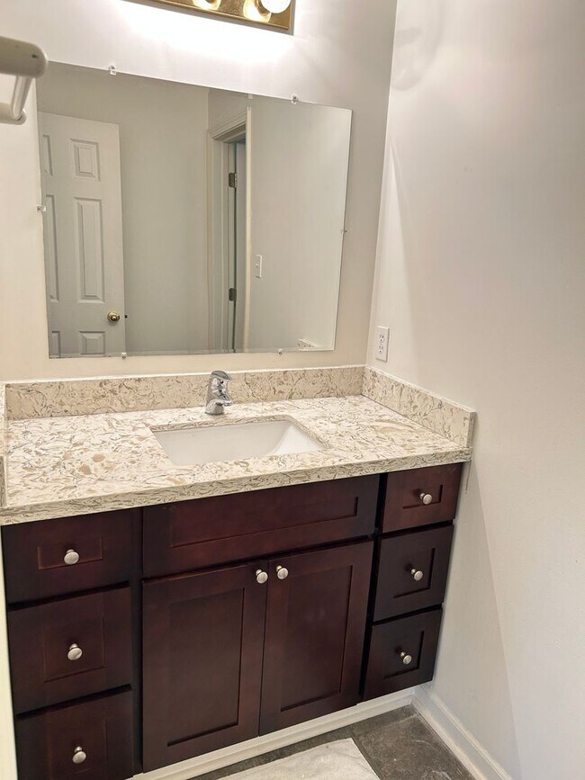 Building Photo - Spacious 2BR Town house in Houma