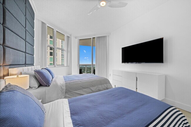 Building Photo - 347 N New River Dr E