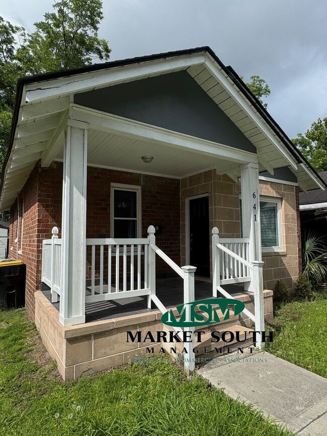 Building Photo - CUTE MIDTOWN BUNGALOW- AVAILABLE NOW!
