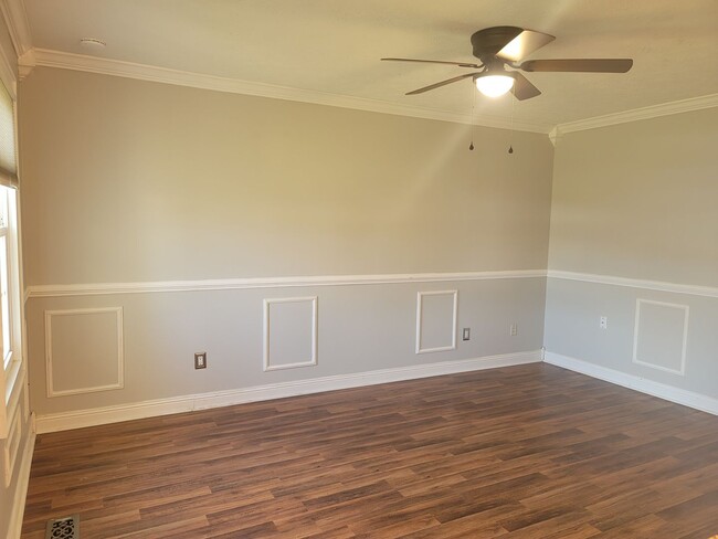 Building Photo - New to the Rental Market!  3 Bdrm/ 2.5 Bath Tri-Level Home! Located in Quiet Neighborhood!