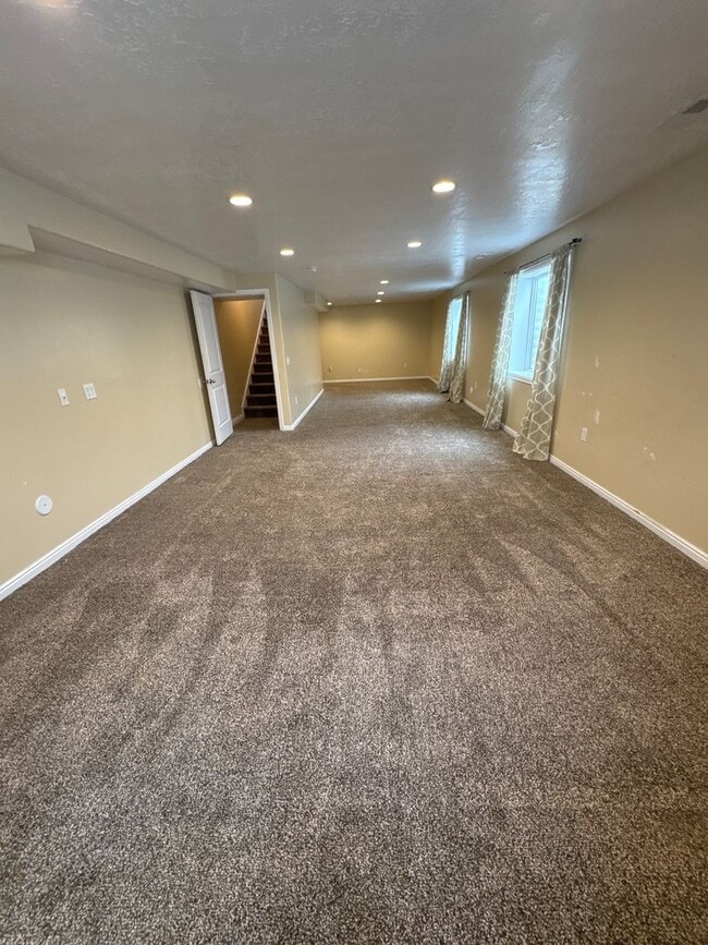 Building Photo - Beautiful 6 bedroom Single Family Home