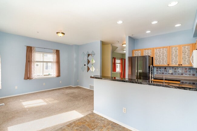 Building Photo - Available Now – Spacious 3-Bedroom Townhom...