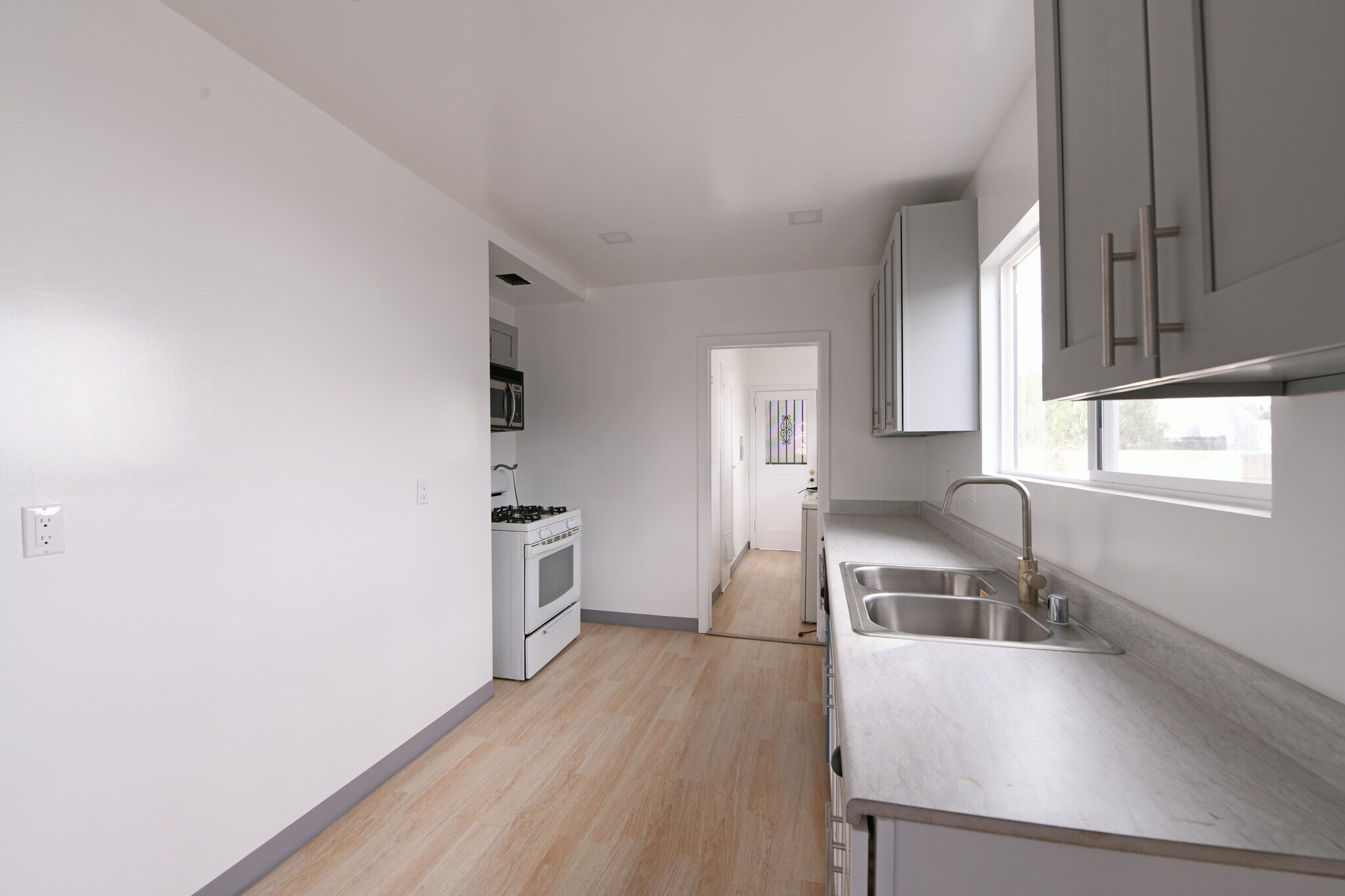 Building Photo - 913 Le Doux Rd