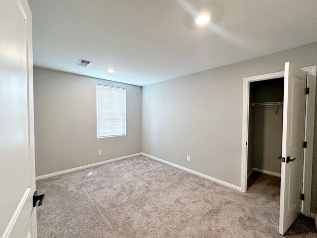 Building Photo - 4 BEDROOM + LOFT HOME IN GATED COMMUNITY