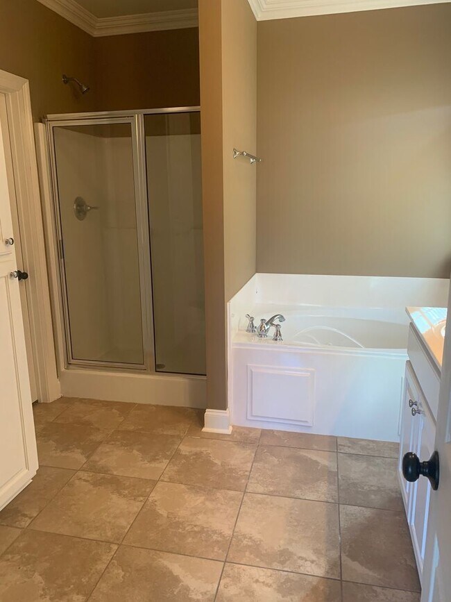 Building Photo - 4BR/3BA