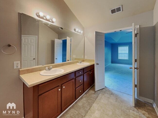 Building Photo - 2557 Kolb Manor Cir SW
