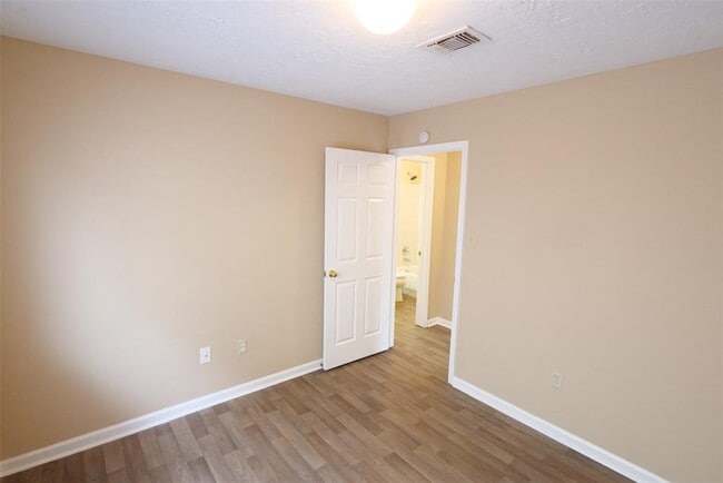 Building Photo - 22015 Kenlake Dr