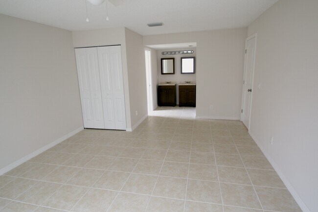 Building Photo - Spacious 3BR/2BA Home | Large Yard | Lawn Care Included | Prime Port St. Lucie Location