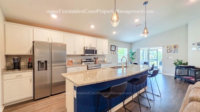Building Photo - EXCEPTIONAL 3 BEDROOM/2 BATH HOME PLUS LARGE FENCED YARD! LONG TERM LEASE- UNFURNISHED!