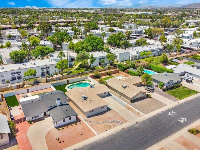 Building Photo - 6 Bedroom/4 Bath - Fully Remodeled