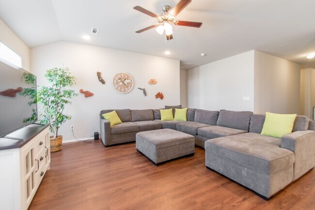 Building Photo - Well-Kept 4-bedroom 2 bath Home in Lowell! GREAT Location!