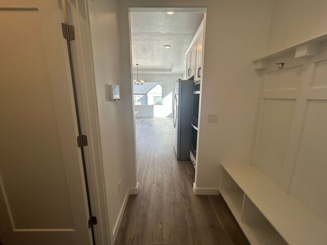 Building Photo - 3 Bedroom 2 Bathroom -Upstairs Apartment-Saddlebrook Dr. Santaquin