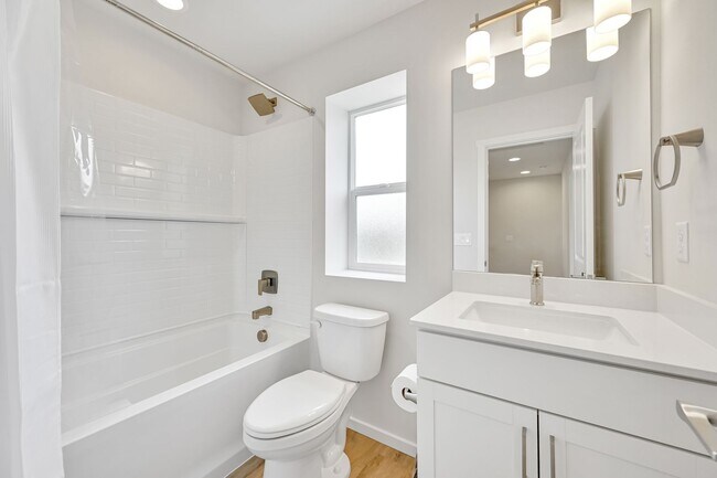 Building Photo - 4 Bed 3 Bath Townhouse for Rent!