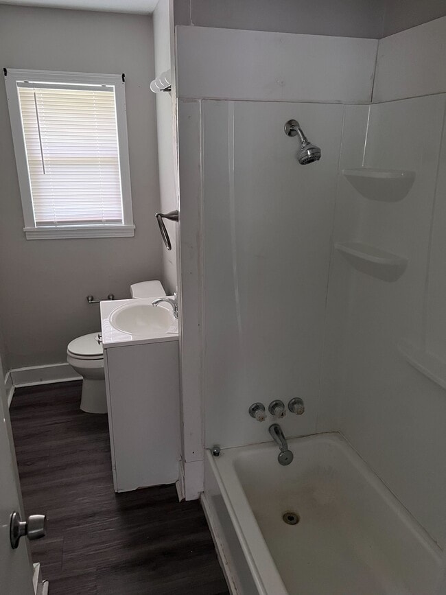 Building Photo - 827 Berwood Dr