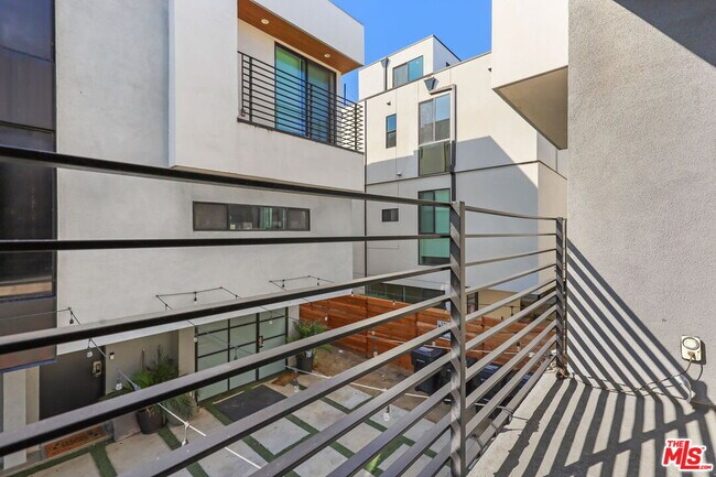 Building Photo - 803 N Harvard Blvd