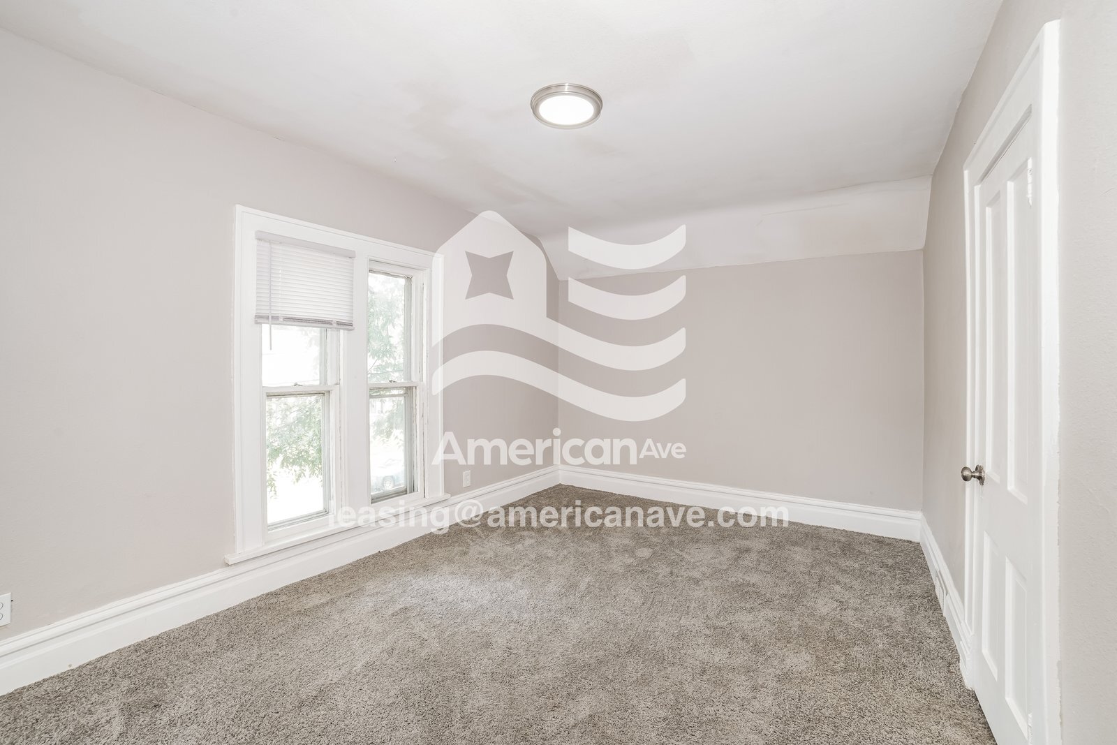 Building Photo - 318 E Thrush Ave