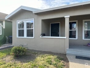 Building Photo - Charming & Cheery 3-Bedroom Duplex in Old ...