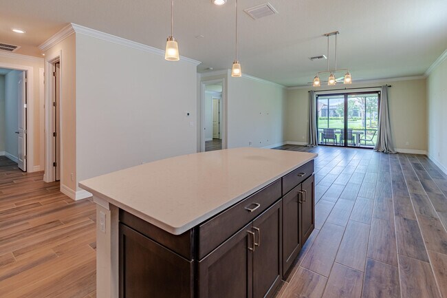 Building Photo - 740 S E Boboli Way