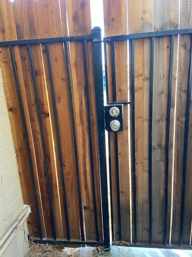 Building Photo - adorable 1 bed 1 bath with backyard private