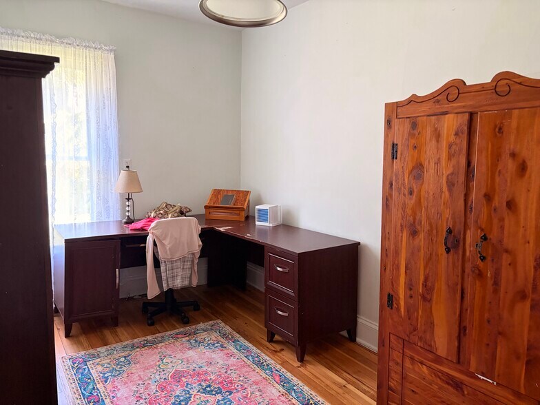 Building Photo - 618 E Gansevoort St